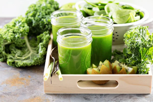 Groene SAP in mason jars — Stockfoto