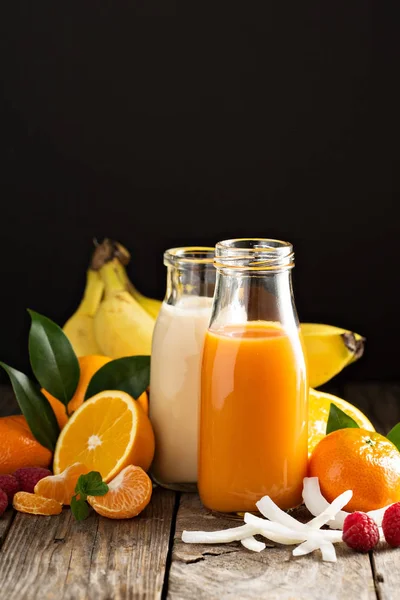 Zumos frescos de zanahoria, naranja y coco —  Fotos de Stock