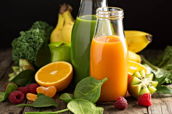 Variedad de zumos de frutas y verduras frescas — Foto de Stock