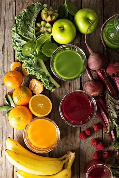 Variedade de sucos frescos de legumes e frutas — Fotografia de Stock