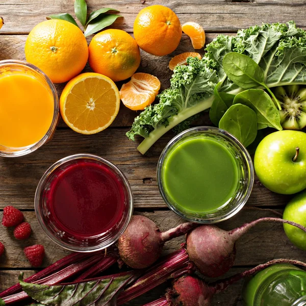 Різноманітність свіжих овочевих та фруктових соків — стокове фото