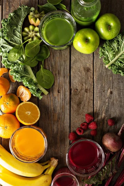 Variedade de sucos frescos de legumes e frutas — Fotografia de Stock