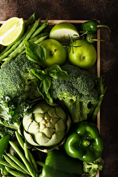 Різноманітність зелених овочів і фруктів — стокове фото
