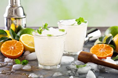 Kırılmış buz ile kokteyl serinletici yaz