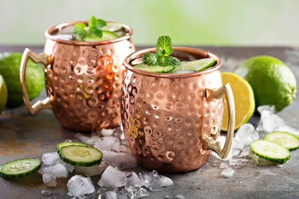 Moscow mule koktajl z limonką i ogórek — Zdjęcie stockowe