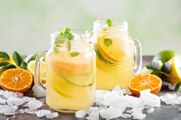 Limonata di agrumi in vasetti di muratore — Foto Stock