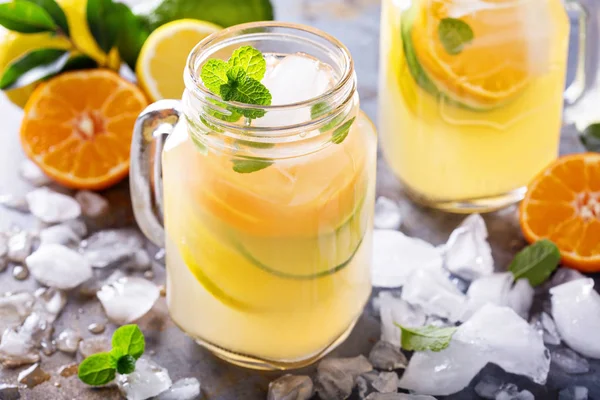 Limonata di agrumi in vasetti di muratore — Foto Stock