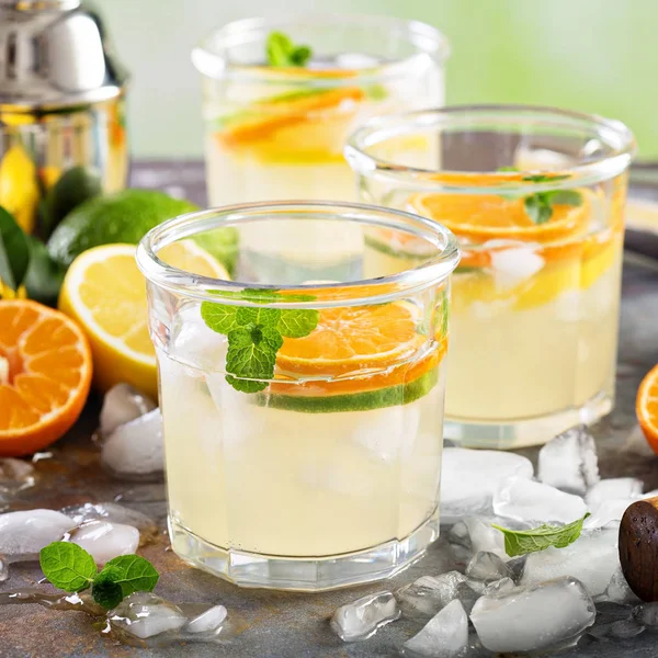 Uppfriskande sommar cocktail med citrusfrukter — Stockfoto