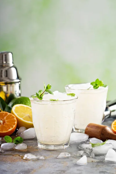 Refrescante cóctel de verano con hielo picado — Foto de Stock