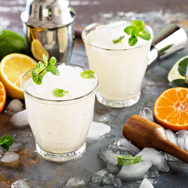 Uppfriskande sommar cocktail med krossad is — Stockfoto