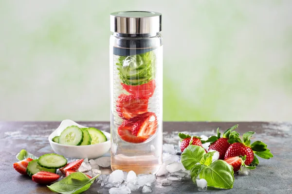 Infused detox water with strawberry — Stock Photo, Image