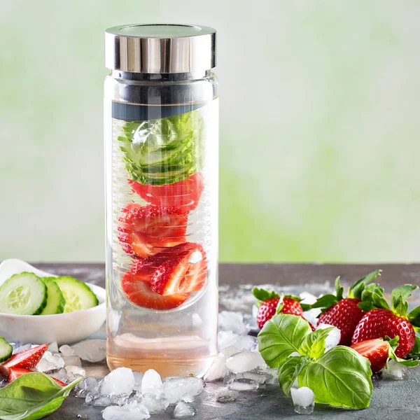 Infused detox water with strawberry — Stock Photo, Image