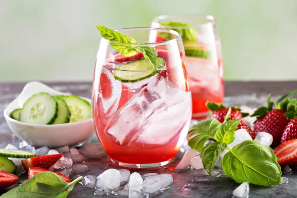Infunderas detox vatten med jordgubbe — Stockfoto