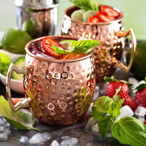Moskauer Maultier-Cocktail mit Limette und Erdbeere — Stockfoto