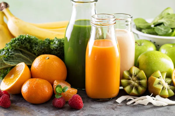 Variedad de zumos de frutas y verduras frescas —  Fotos de Stock