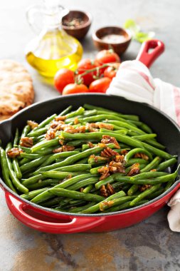 Karamelize pecans ile yeşil fasulye