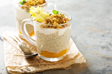 Chia puding ile egzotik meyve ve granola