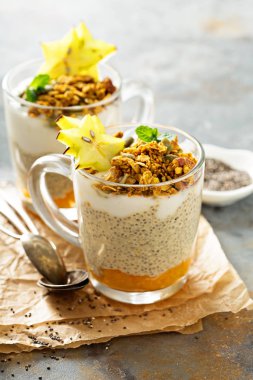 Chia puding ile egzotik meyve ve granola