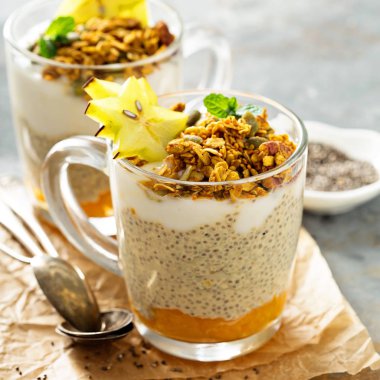 Chia puding ile egzotik meyve ve granola
