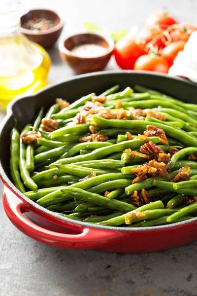 Green beans with caramelized pecans — Stock Photo, Image