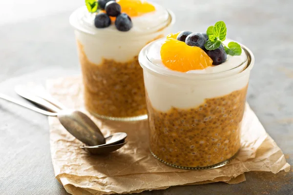 Orange chia pudding med coconut yoghurt — Stockfoto