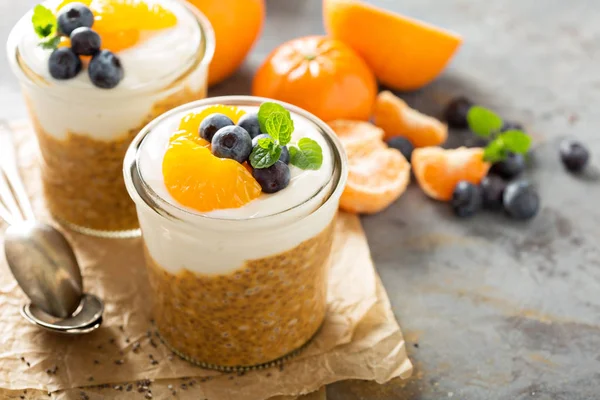 Chia pomarańczowy pudding z jogurt kokosowy — Zdjęcie stockowe
