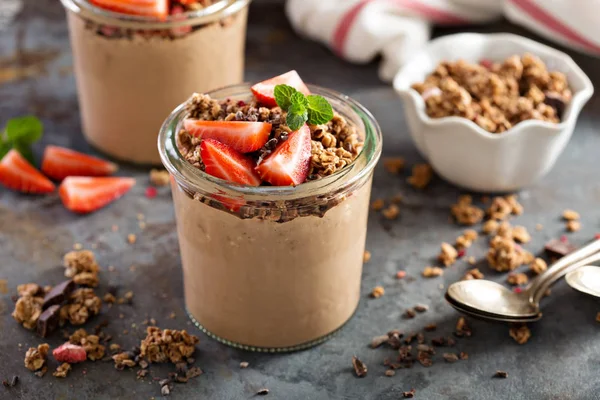 Sağlıklı çikolata muz smoothie granola ile — Stok fotoğraf