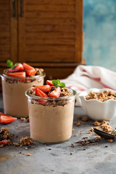 Sağlıklı çikolata muz smoothie granola ile — Stok fotoğraf