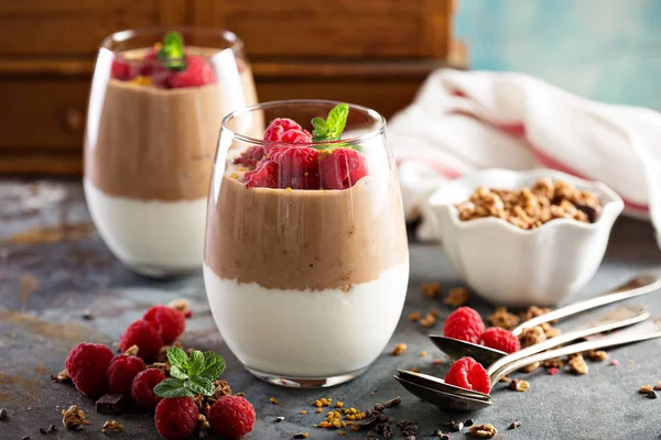 Frukost-parfait med yoghurt och choklad smoothie — Stockfoto