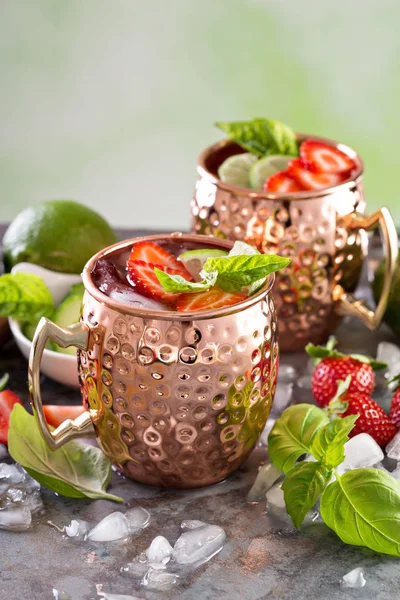 Moscow mule cocktail met limoen en aardbei — Stockfoto