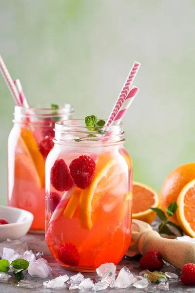 Limonade oder Cocktail aus rosa Beeren — Stockfoto