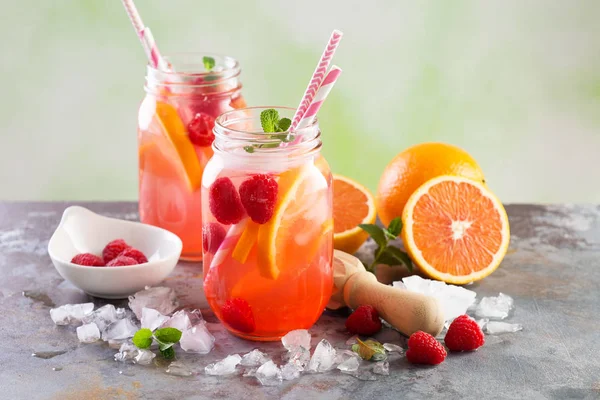 Limonade oder Cocktail aus rosa Beeren — Stockfoto