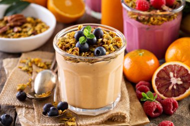 Turuncu mango smoothie granola ile