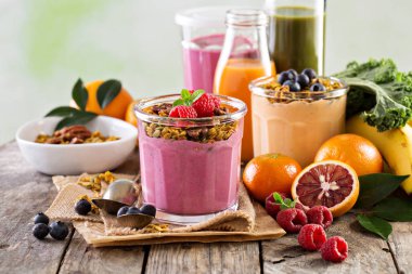 Sağlıklı turuncu ve ahududu güler yüzlü