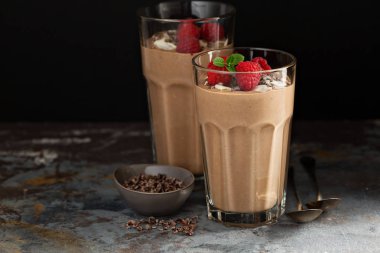 Çikolata muz smoothie kakao nibs ile