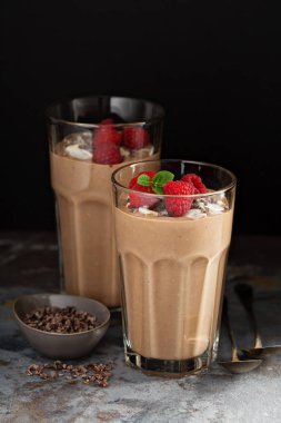 Çikolata muz smoothie kakao nibs ile
