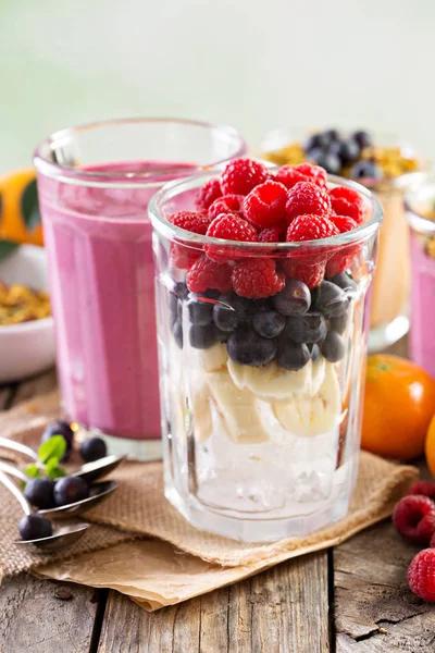 Berry smoothie bahan dalam gelas tinggi — Stok Foto
