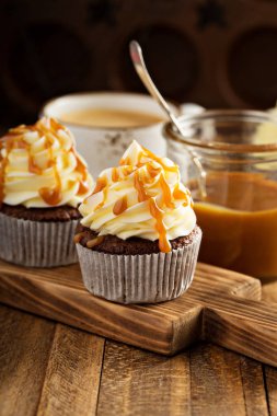Ev yapımı karamela cupcakes