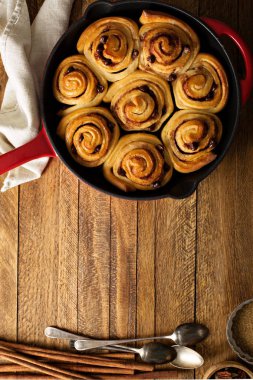 Tarçınlı çörek çikolata ile