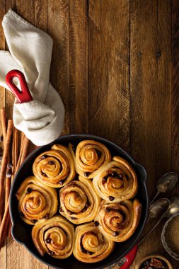 Tarçınlı çörek çikolata ile