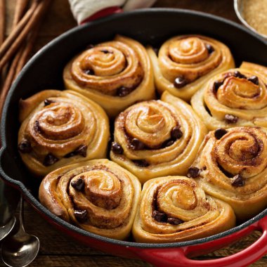 Tarçınlı çörek çikolata parçaları ile dökme demir tavada pişmiş