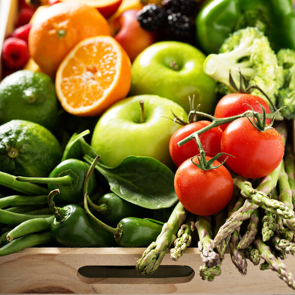 Свежие красочные овощи и фрукты

