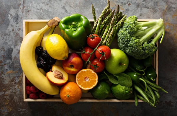 Φρέσκα πολύχρωμα λαχανικά και φρούτα — Φωτογραφία Αρχείου