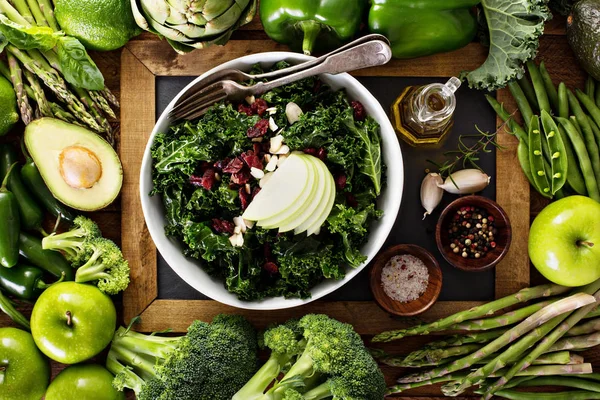 Faire de la salade de chou frisé — Photo