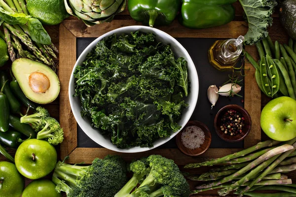 Κάνει σαλάτα με kale — Φωτογραφία Αρχείου