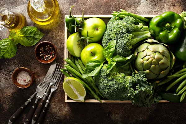 Разнообразие зеленых овощей и фруктов — стоковое фото