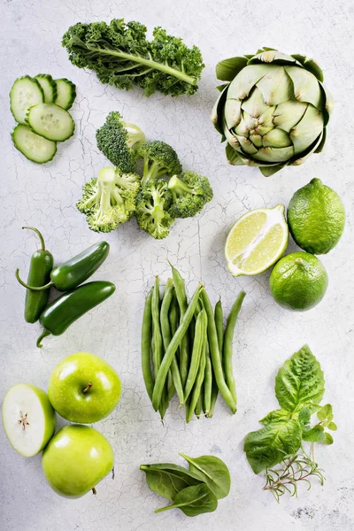 Variété de légumes et fruits verts — Photo