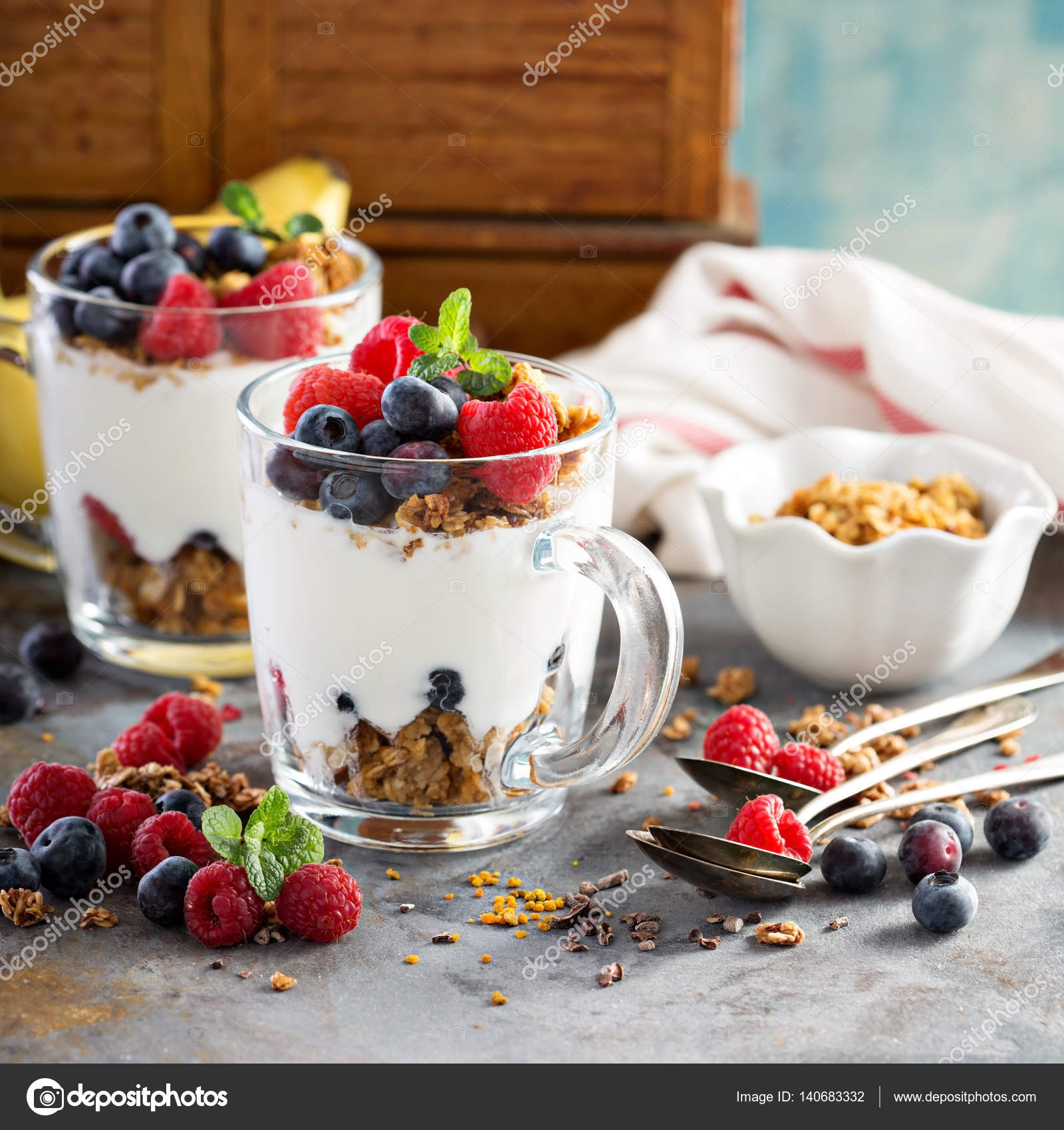 Parfait van yoghurt met muesli en bessen — Stockfoto © fahrwasser