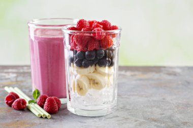 Uzun bardak Berry smoothie maddeler