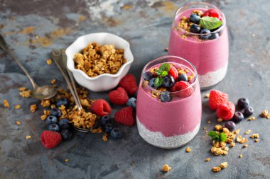 Berry güler yüzlü Chia puding parfe